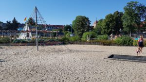 Großer Spielplatz mit Kletterspinne